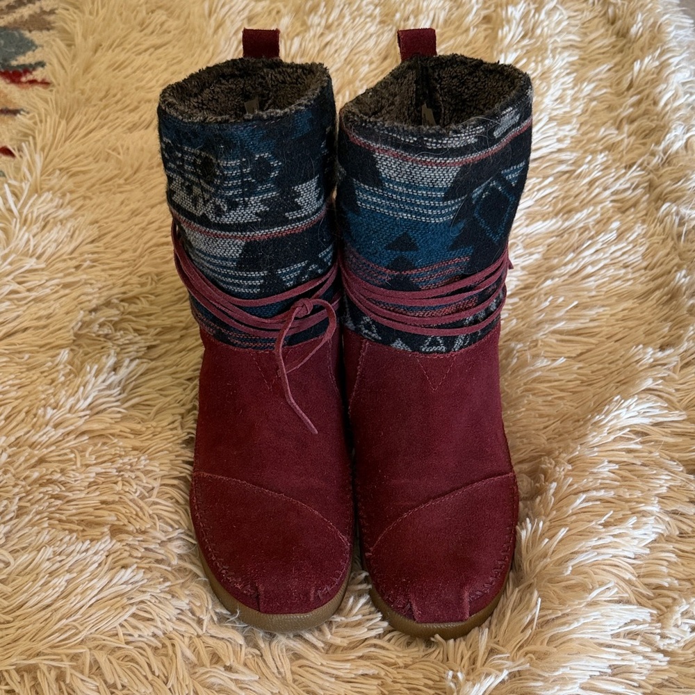 Tom’s Native Pattern Women's Red Suede Cozy Boots Sz 8